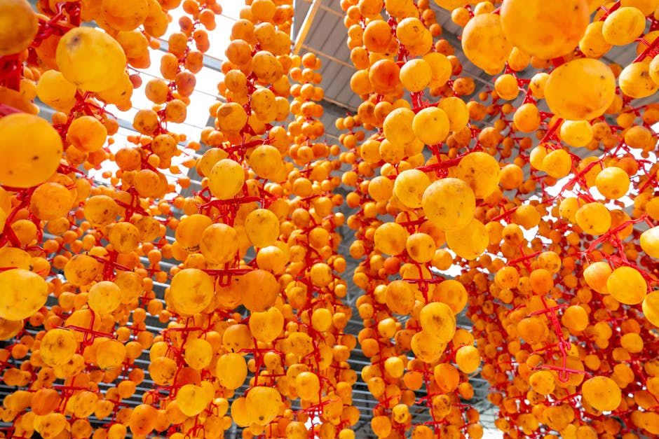 Pelari meregangkan kaki setelah sesi long run