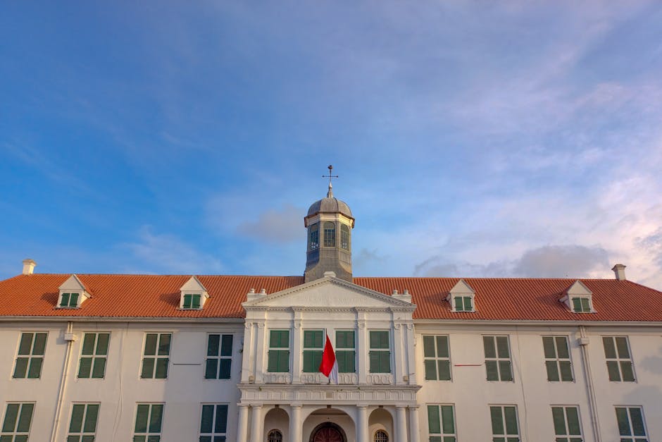 Pelari melakukan peregangan dinamis di taman kota pada pagi hari