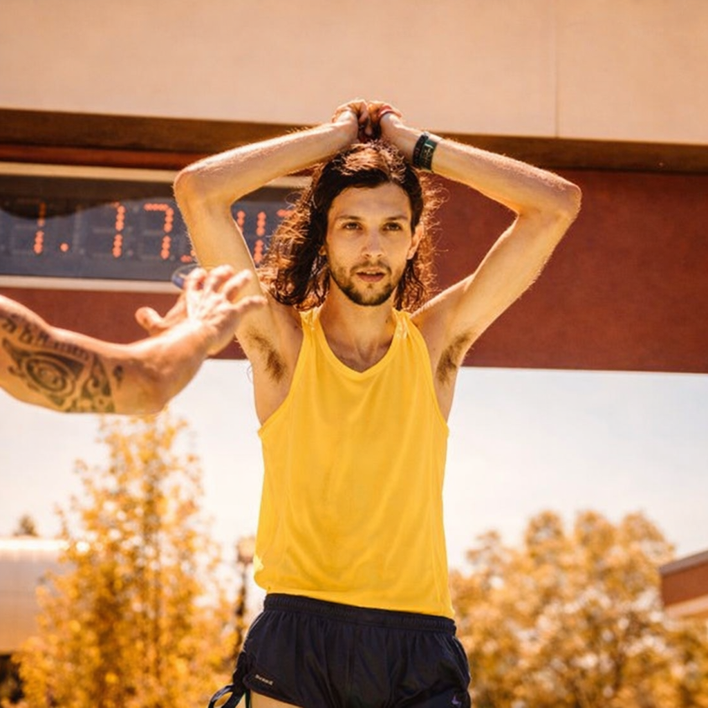 Pelari maraton kelelahan dan berkeringat deras di bawah sinar matahari