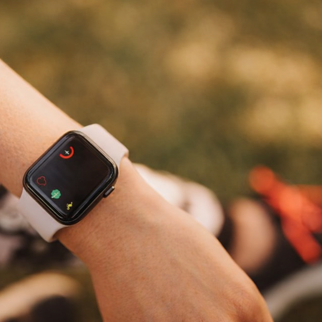 Jam tangan pintar menampilkan data detak jantung pelari dari jarak dekat