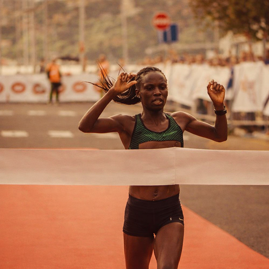 Memotong kuku kaki secara lurus sebelum latihan lari maraton